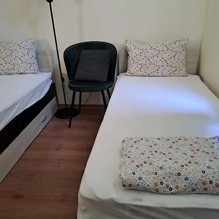 Hostel Rose Butterfly Sofie